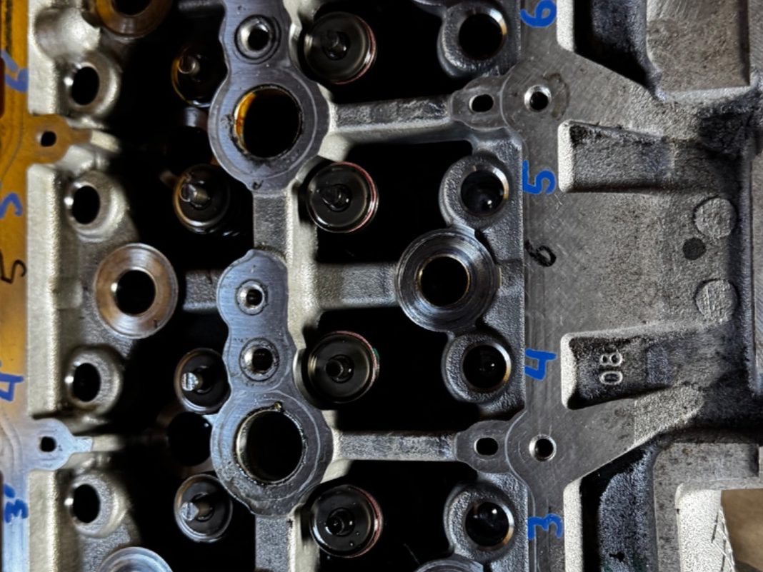Geöffneter Motor zur Untersuchung technischer Schadenursachen Motorschaden gutachten, Motor schaden